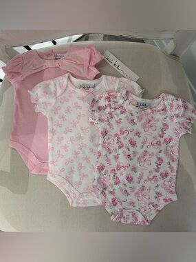 🩰 6~9 Pink Victorian Floral, Rose & Bow Baby Onesie Set of 3 Nicole Miller NWT
